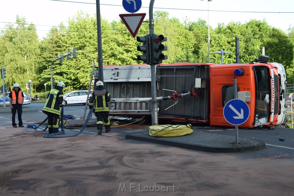 TLF 4 umgestuerzt Koeln Bocklemuend Ollenhauer Ring Militaerringstr P076.JPG - Miklos Laubert